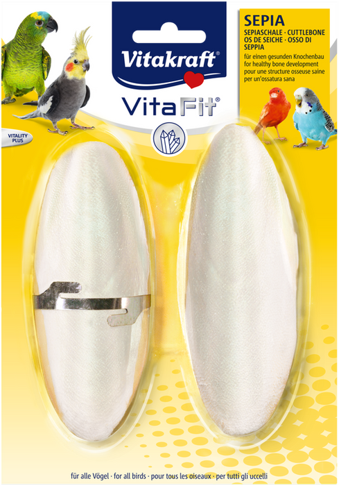 Vitakraft Vita Fit Sepia dla Ptaków 2 szt. Vitakraft Vita Fit Sepia to karma uzupełniająca przeznaczona dla wszystkich ptaków, w tym ozdobnych, kanarków, papużek falistych oraz ptaków egzotycznych. Ten naturalny produkt morski jest starannie oczyszczony, namoczony i odsolony, co zapewnia jego wysoką jakość oraz bezpieczeństwo dla Twojego pupila. Sepia to zdrowy dodatek diety ptaków, który dostarcza niezbędnego wapnia, kluczowego dla ich zdrowia i dobrego samopoczucia. Wapń wspiera prawidłowy rozwój kości oraz zębów, a także odgrywa ważną rolę w utrzymaniu prawidłowego funkcjonowania układu nerwowego. Oprócz korzyści zdrowotnych, Vitakraft Vita Fit Sepia umożliwia ptakom ostrzenie i ścieranie swoich dziobów, co jest istotne dla ich codziennej pielęgnacji. Regularne podawanie sepia przyczynia się do utrzymania dziobów w dobrej kondycji oraz zapobiega ich nadmiernemu wzrostowi. Korzyści z używania Vitakraft Vita Fit Sepia: Naturalne źródło wapnia: Wspiera zdrowie ptaków i ich rozwój. Ostrzenie dziobów: Umożliwia ptakom naturalne ścieranie dziobów, co zapobiega ich nadmiernemu wzrostowi. Wszechstronność: Odpowiednia dla różnych gatunków ptaków, w tym kanarków i papużek falistych. Podawanie Vitakraft Vita Fit Sepia to doskonały sposób na wzbogacenie diety Twojego ptaka oraz zapewnienie mu zdrowego i zrównoważonego żywienia. Spraw, aby Twój ptak cieszył się zdrowiem i witalnością dzięki tej naturalnej przekąsce!